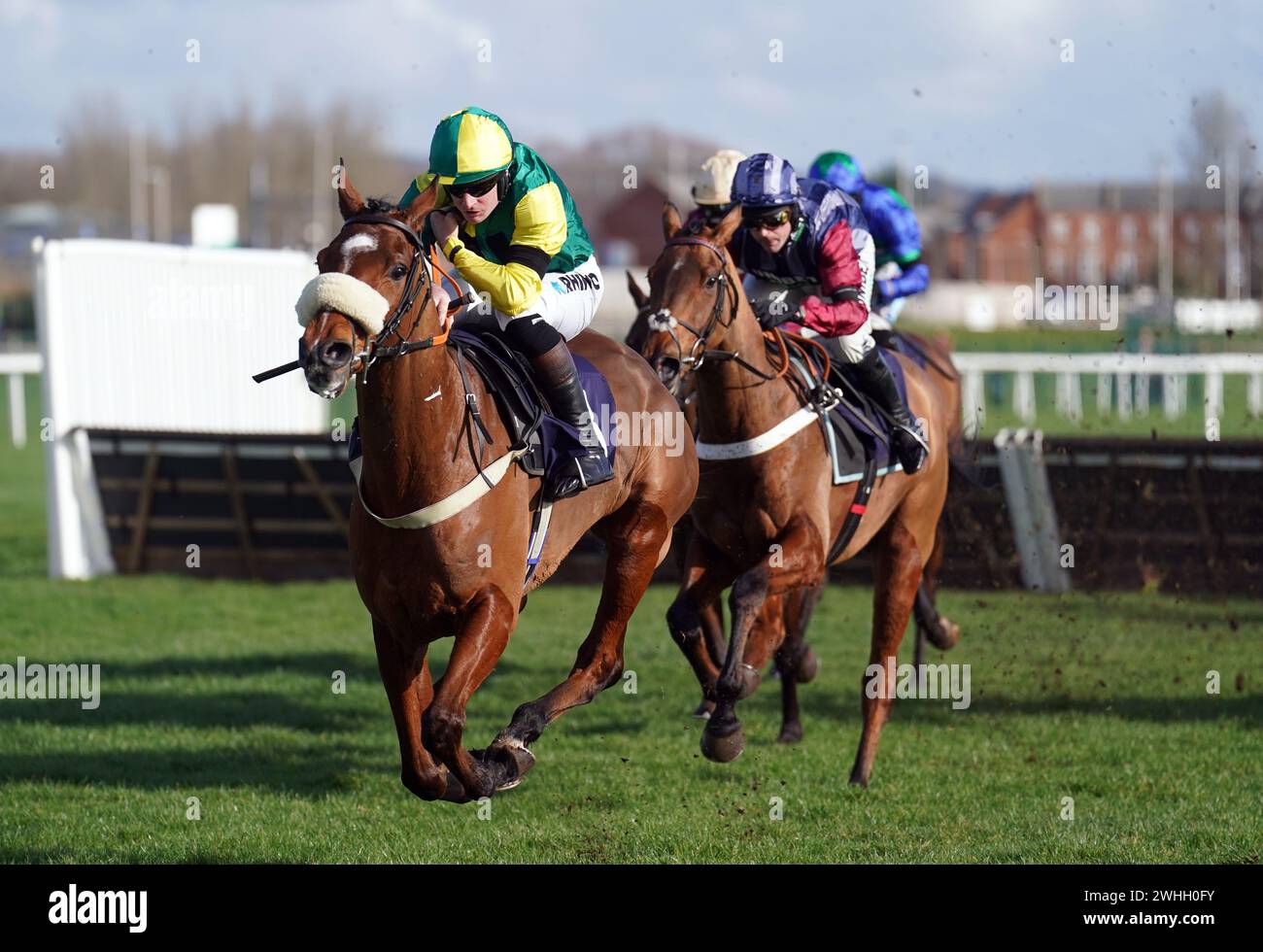 Henry Brooke hat sich auf dem Weg zum Sieg der Betfair Racing Podcasts Neulinge auf der Newbury Racecourse in Berkshire auf den Weg gemacht. Bilddatum: Samstag, 10. Februar 2024. Stockfoto