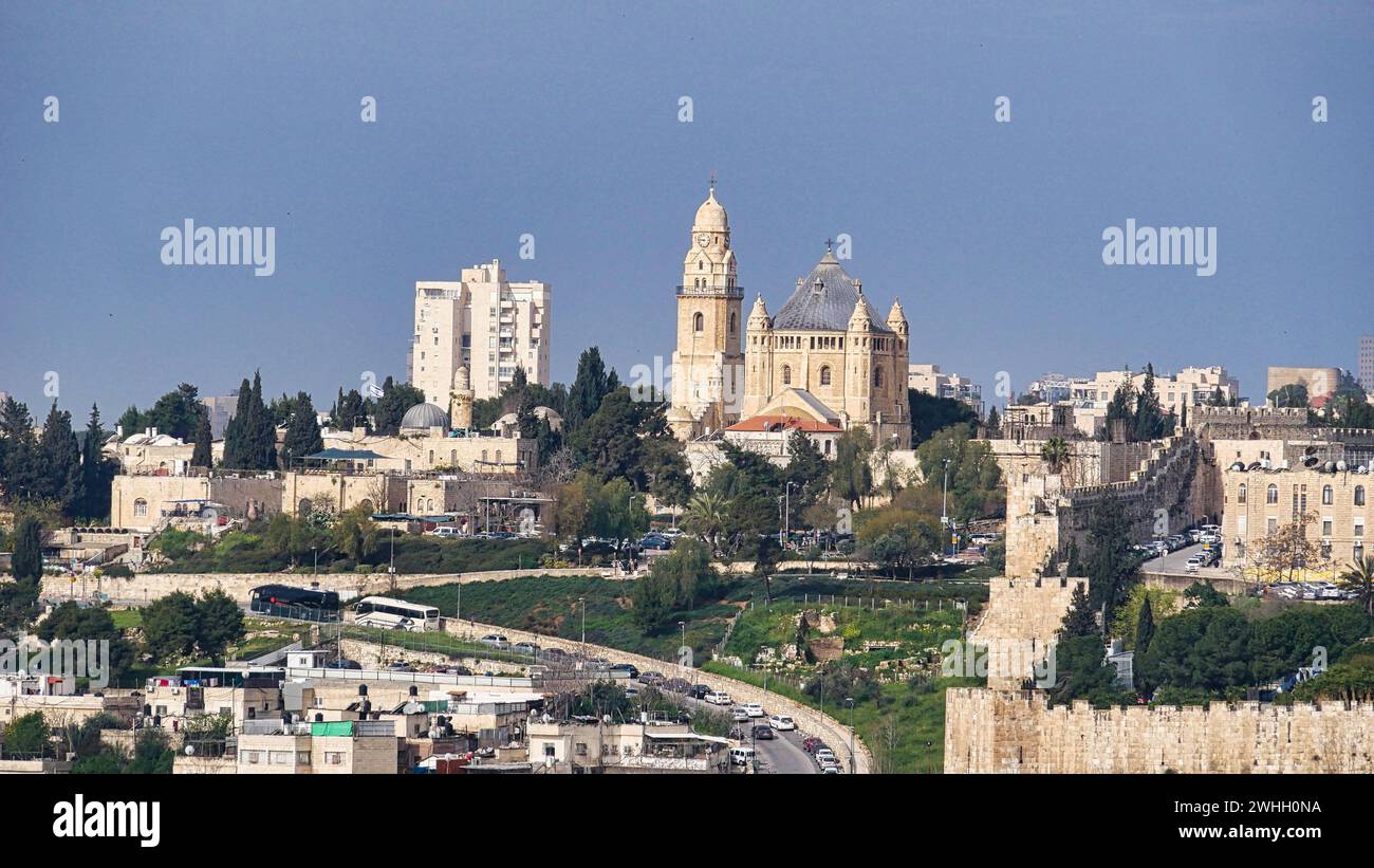 Blick auf die Dormition Basilica auf dem Berg Zion vom Ölberg Stockfoto