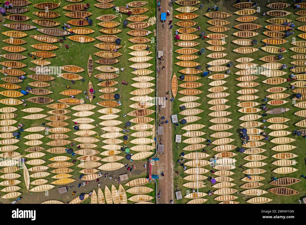 Auf dem größten traditionellen Bootsmarkt in Manikganj, Bangladesch, werden Hunderte von kleinen Holzbooten aus der Vogelperspektive angeboten. Stockfoto