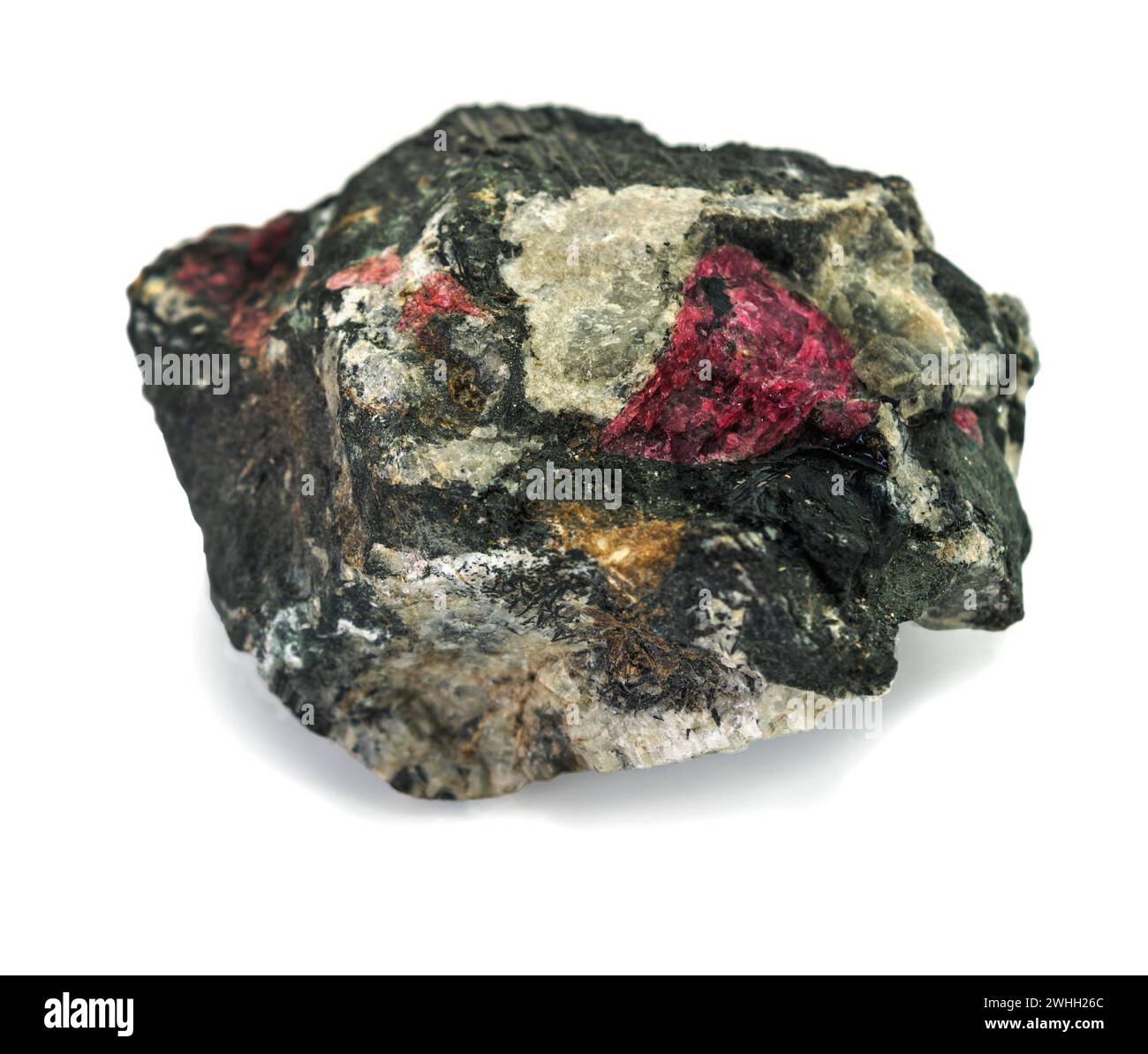 Ein Stück Gestein, durchsetzt mit dem Mineral Eudialyt auf weißem Hintergrund Stockfoto