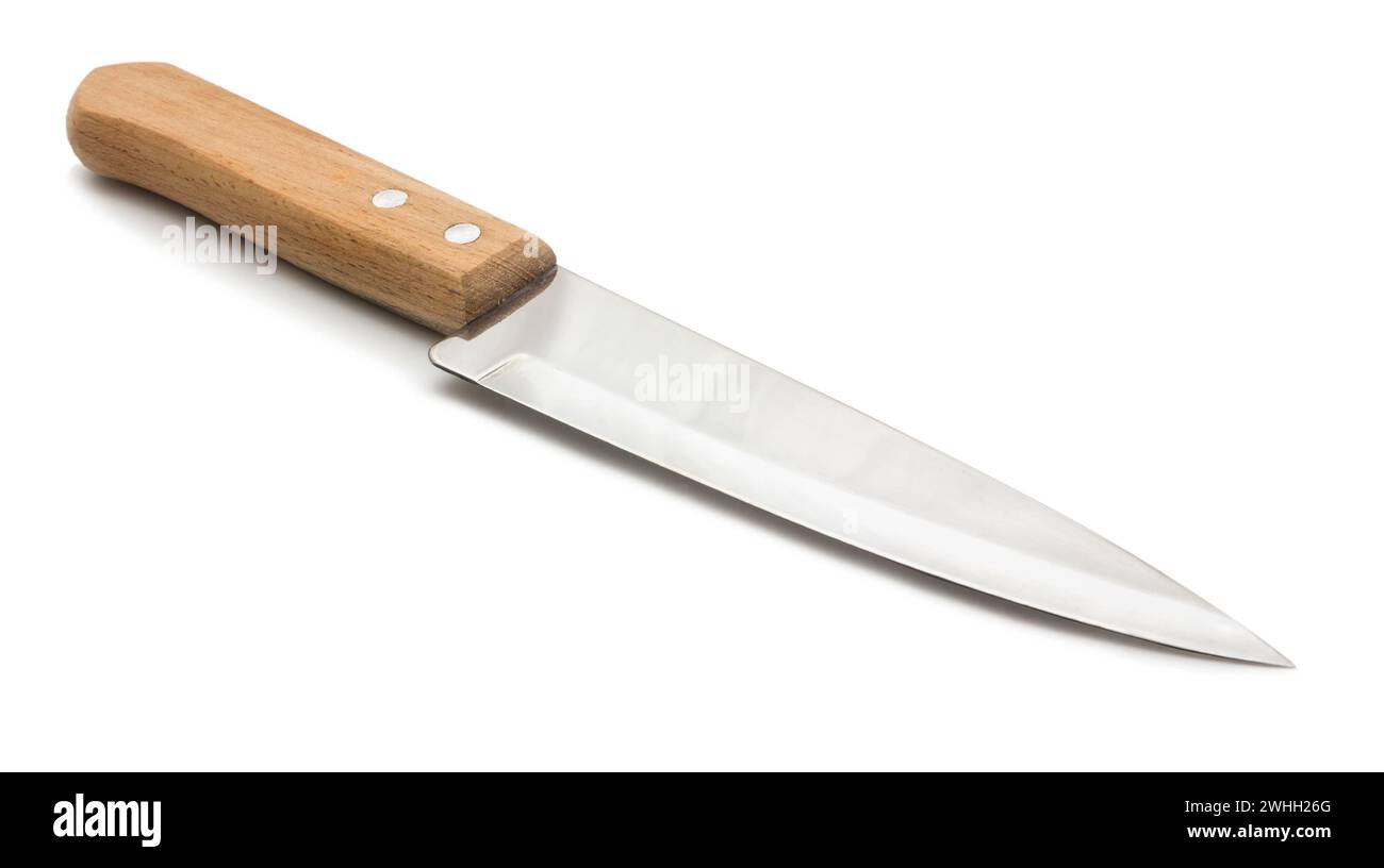 Alltagswerkzeug in der Küche. Scharfes Messer mit Holzgriff auf weißem Hintergrund Stockfoto