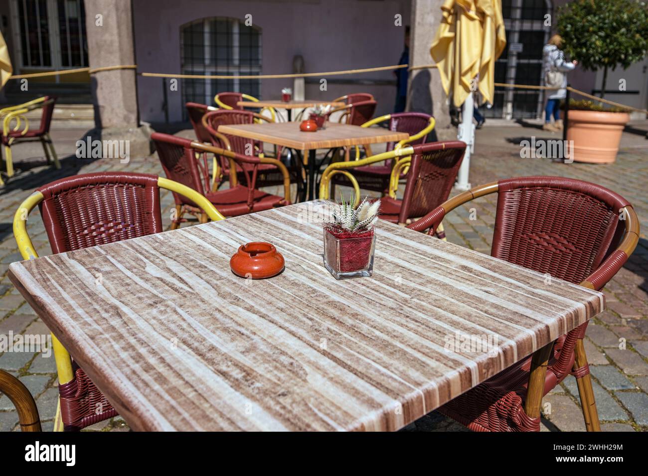Tische und Stühle in einem Straßenrestaurant cafÃ lübecker Altstadt, Kopierraum, ausgewählter Fokus Stockfoto