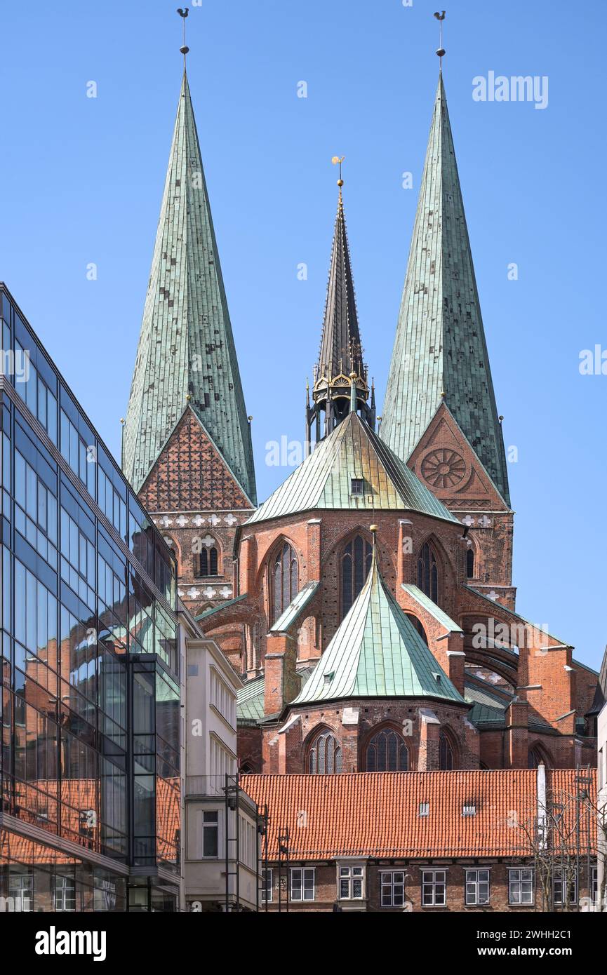 Lübeck Marienkirche oder St. Marienkirche, historische mittelalterliche Basilika in norddeutscher Backsteingotik mit zwei monumentalen Türmen Stockfoto