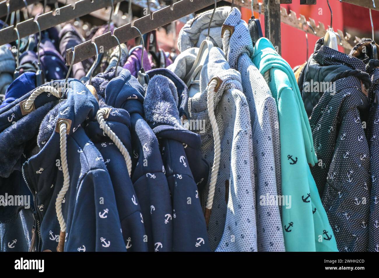 Kapuzenjacken zum Verkauf auf einem Open-Air-Markt, Modekonzept, ausgewählter Fokus Stockfoto