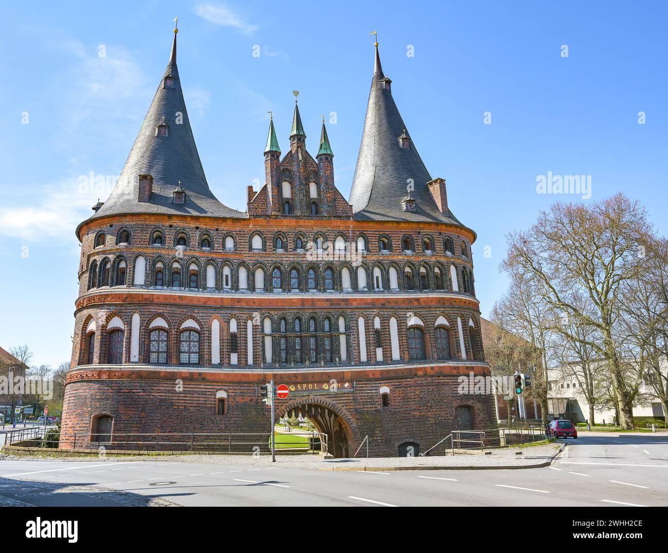 Holstentor (Holstentor), berühmtes historisches Wahrzeichen mit zwei runden Türmen und Eingang zur Lübecker Stadt, in Deutschland von hier aus gesehen Stockfoto