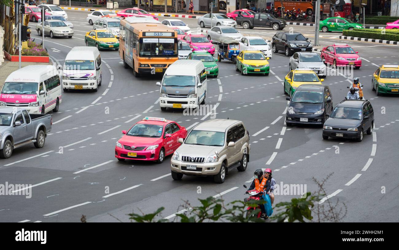 Alltägliche Straßenszene mit Transport und die mit unbekannten Menschen. Bangkok ist eines der am meisten Stockfoto