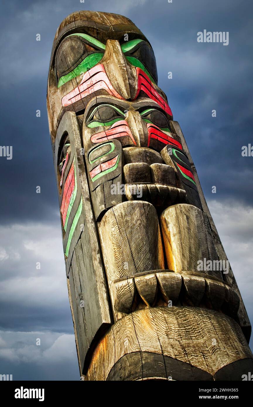 Ein Totem-Pole, der von den Ureinwohnern im Westen Kanadas auf Duncan, Vancouver Island, British Columbia, geschnitzt wurde. Stockfoto