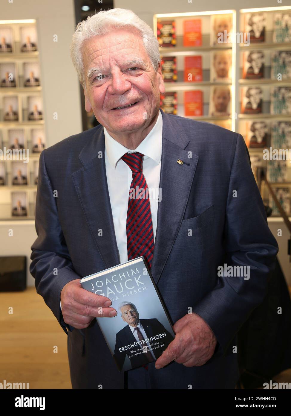 Ex-Bundespräsident Joachim Gauck mit seinen Buchschocks auf der Leipziger Buchmesse am 27/2023 Stockfoto