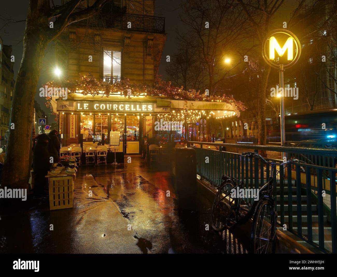 Das Le Courcelles ist ein traditionelles französisches Restaurant in regnerischer Nacht. Es befindet sich am Courcelles Boulevard im 17. Bezirk von Paris. Stockfoto