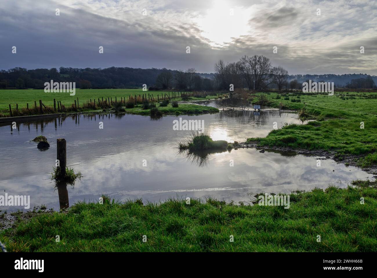 Im Winter schlängelt sich der Fluss durch Ackerland, Großbritannien Stockfoto