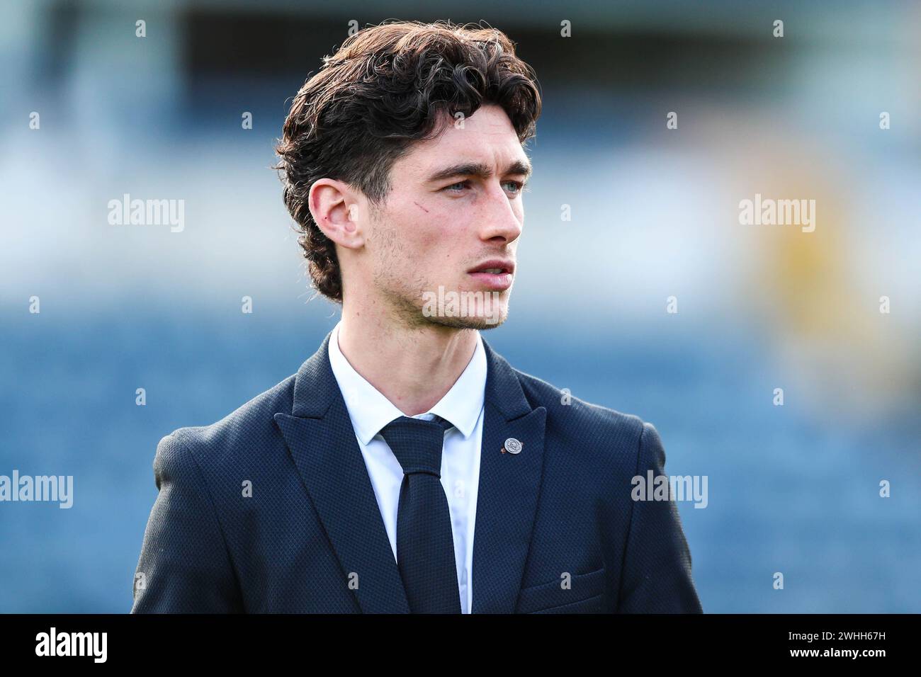 Joel Randall von Peterborough United inspiziert das Spielfeld vor dem Spiel der Sky Bet League One in Adams Park, High Wycombe. Bilddatum: Samstag, 10. Februar 2024. Stockfoto