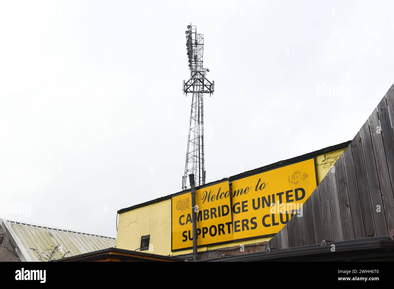 Außenansicht des Cambridge United Supporters Clubs am Newmarket Road End, der bald während des Spiels der Sky Bet League 1 zwischen Cambridge United und Cheltenham Town im Cledara Abbey Stadium, Cambridge, am Samstag, den 10. Februar 2024, abgerissen wird. (Foto: Kevin Hodgson | MI News) Credit: MI News & Sport /Alamy Live News Stockfoto