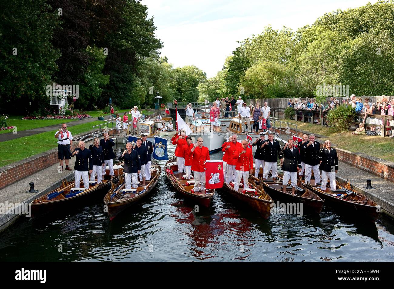 Windsor, Berkshire, Großbritannien. Juli 2010. Ein loyaler Anstoß auf Ihre Majestät Königin Elizabeth II. Von den Schwan Oberppern beim jährlichen Schwan-Aufsteigen an der Themse in Windsor, Berkshire. Kredit: Maureen McLean/Alamy Stockfoto
