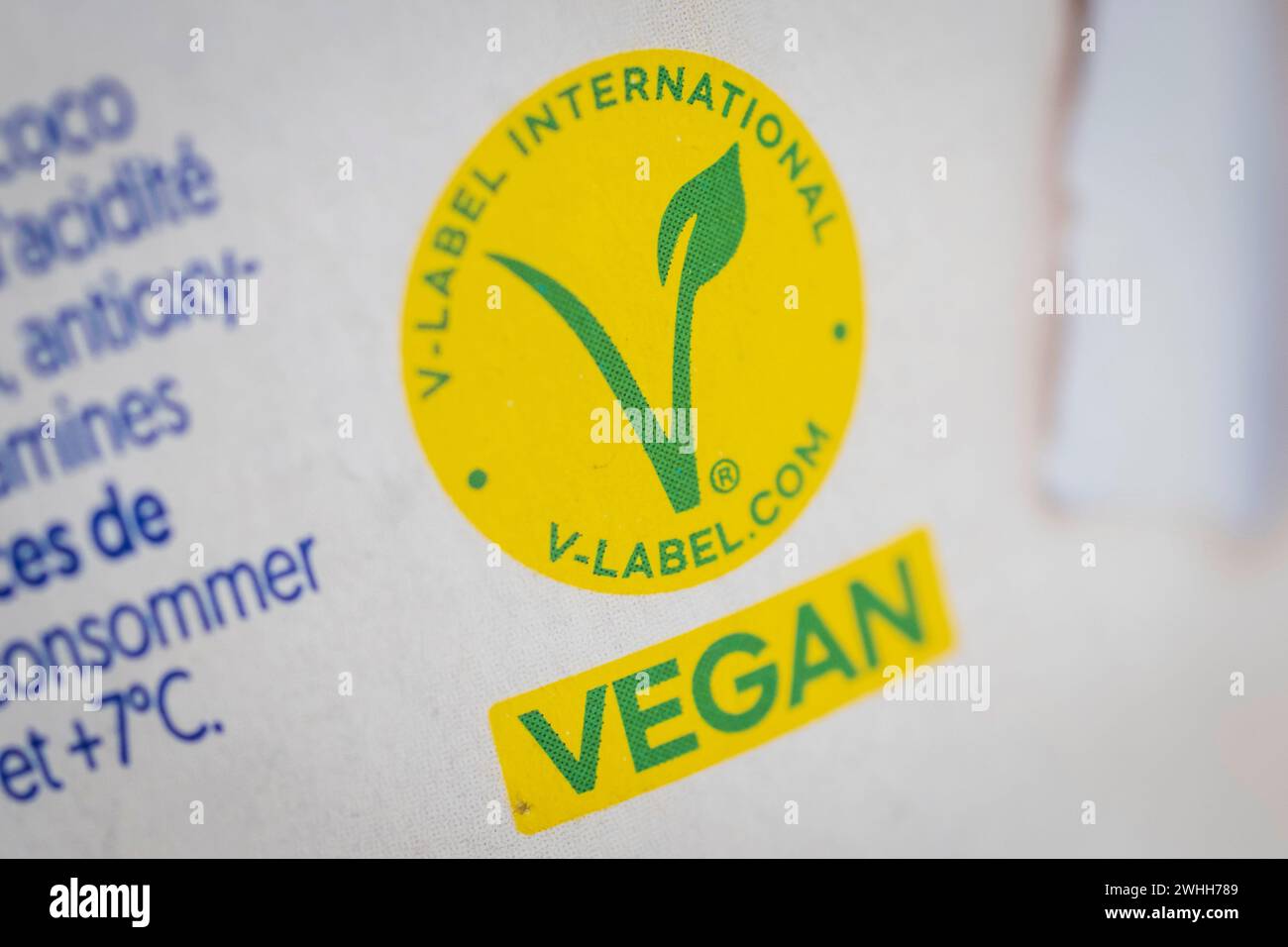 Das vegane Etikett auf einem Lebensmittel. Das V-Label ist ein international anerkanntes und geschütztes Warenzeichen für die Etikettierung von veganen und vegetarischen Produkten. Stockfoto