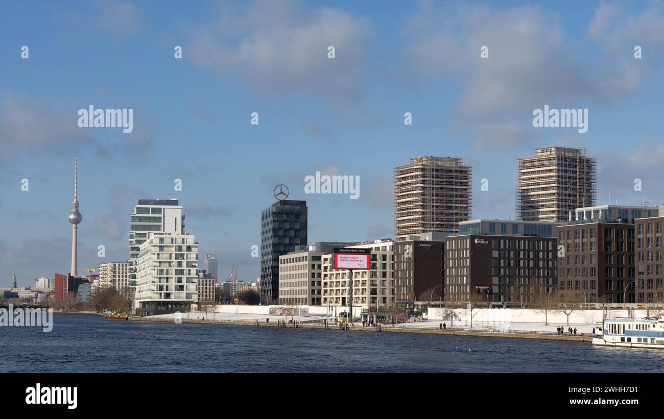 Moderne Gebäude in der Nähe der Spree in der deutschen Hauptstadt Berlin Stockfoto