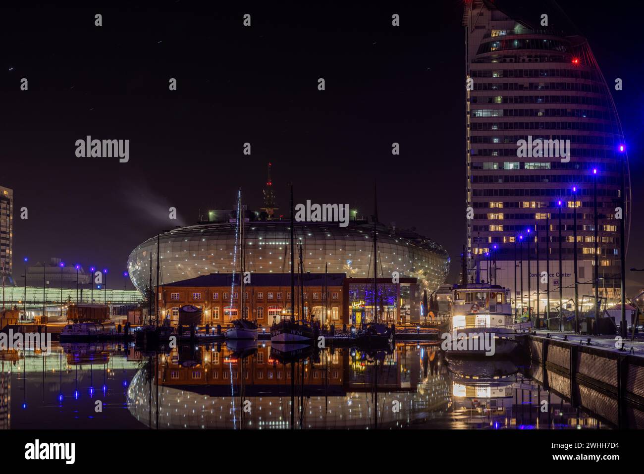 Moderne Gebäude am Wasser, beleuchtet in einer Winternacht in Bremerhaven, Deutschland Stockfoto