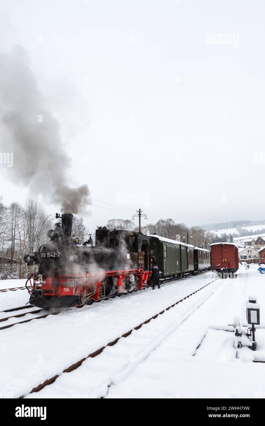 Steinbach, Deutschland - 17. Dezember 2022: Dampflok Der Preßnitztalbahn Dampflok Im Winterporträt In Steinbach. Stockfoto