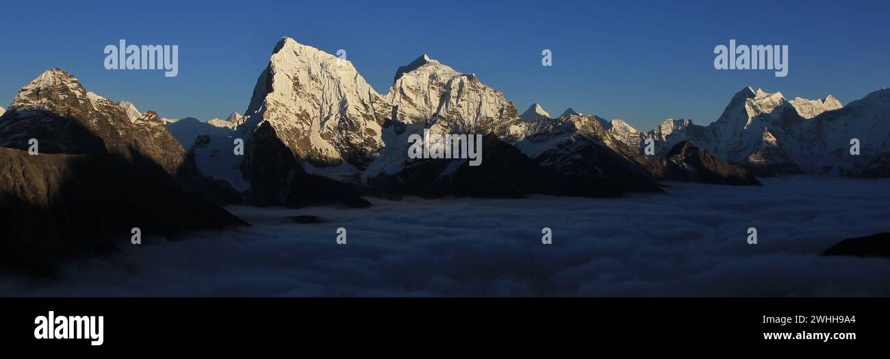 Atemberaubender Blick von Gokyo Ri, Nepal. Stockfoto