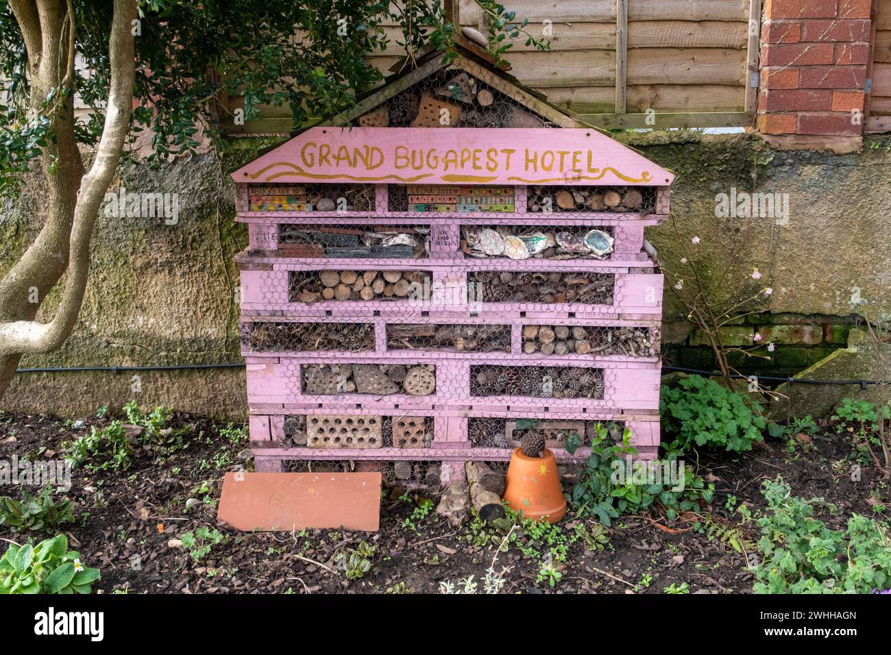Großes Insektenhotel, Insektenschutzhaus, in Sidmouth, Devon. Das Grand Bugmost Hotel. Winterunterkunft für Insekten. Stockfoto
