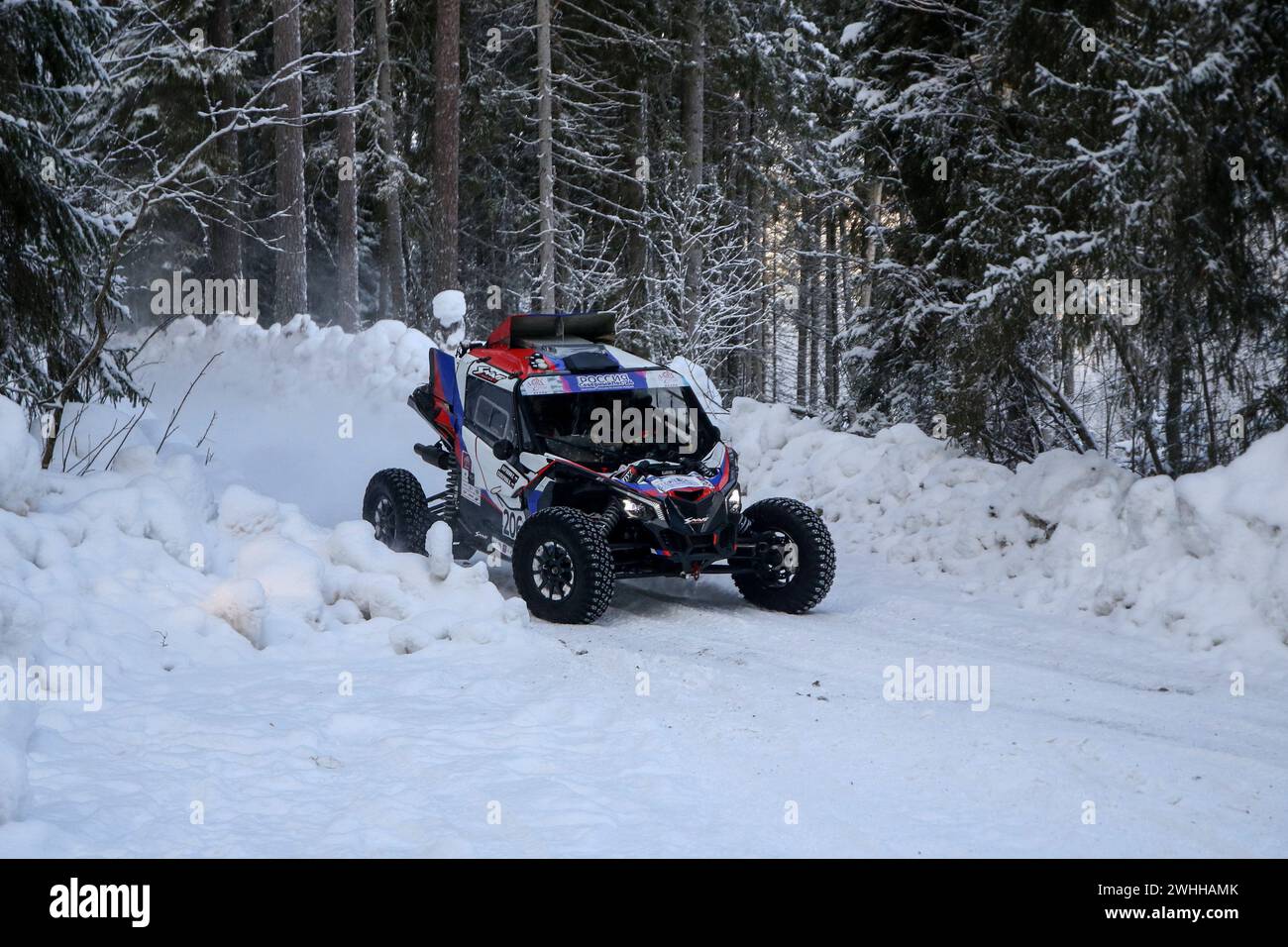 Region Leningrad, Russland. Februar 2024. Die Rennmannschaft Sergej Karjakin/Vittorio Soverina (206) tritt an der 1. Etappe der russischen Baja Rallye RAID Championship „Russia Northern Forest“ an. Quelle: SOPA Images Limited/Alamy Live News Stockfoto