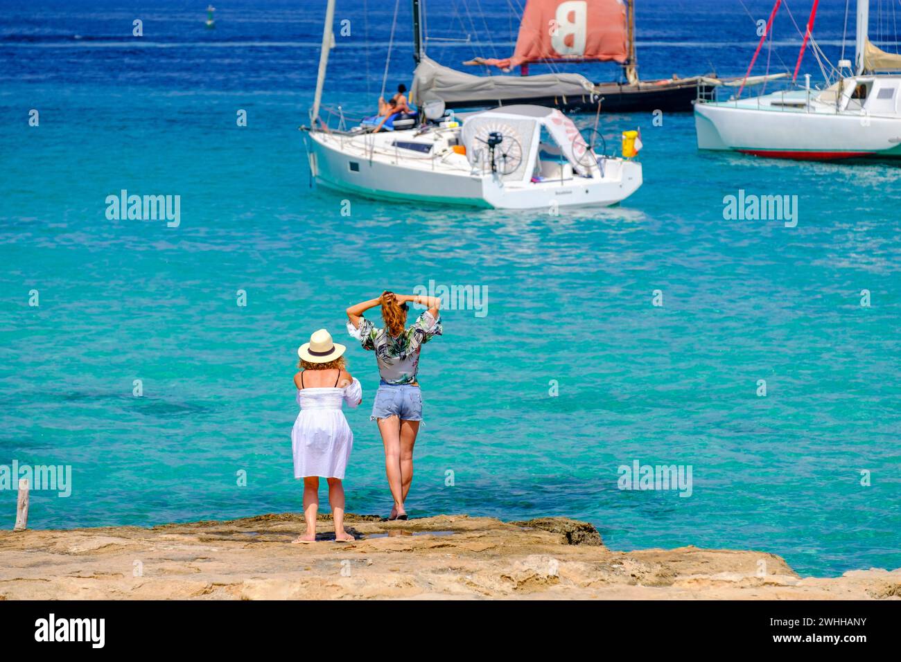 Enbarcaciones fondeadas frente Sa Sequi Stockfoto