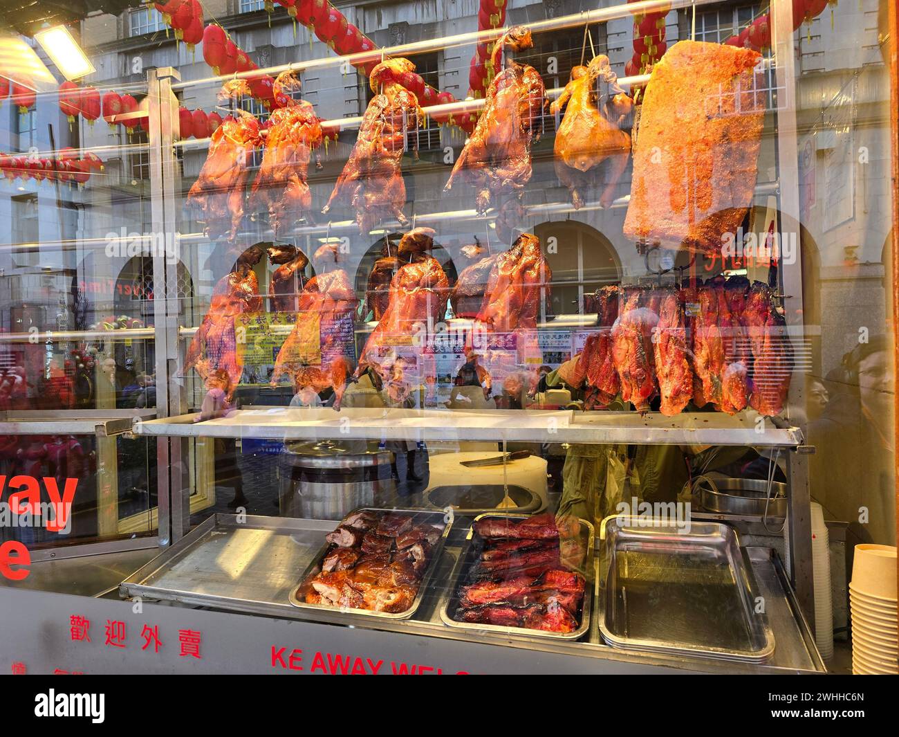 London, Vereinigtes Königreich. Februar 2024. Londoner und Touristen strömen nach Chinatown, um das chinesische Neujahr zu feiern und warten geduldig vor den Restaurants. Restaurants zeigen ihr Angebot. Quelle: Uwe Deffner/Alamy Live News Stockfoto