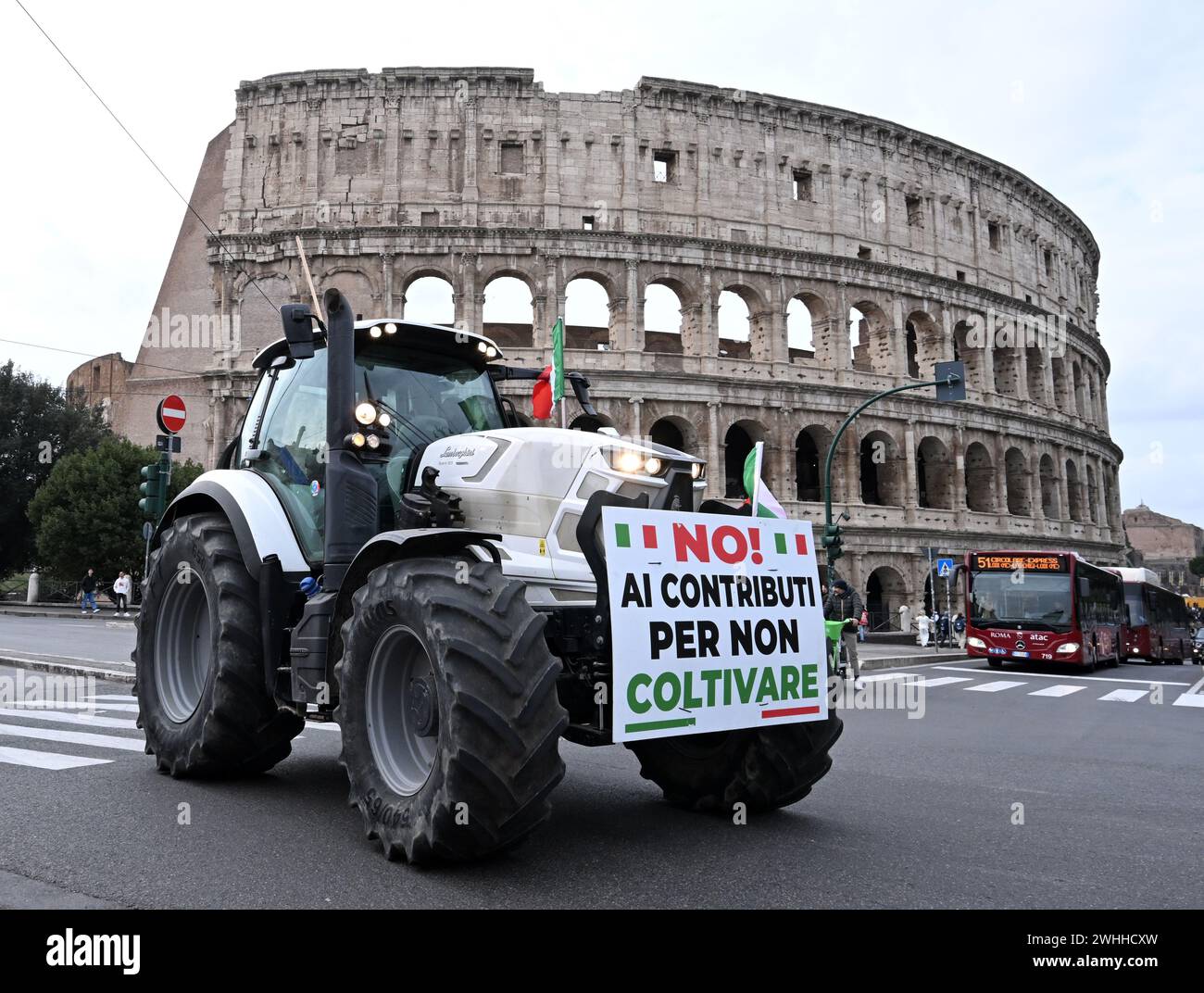 Rom, Italien. Februar 2024. Ein Traktor wird bei einem Protest am 9. Februar 2024 in Rom, Italien, gesehen. Landwirte in Italien, Polen, Spanien und Bulgarien haben diese Woche neue Proteste gegen übermäßig restriktive EU-Vorschriften und billige Einfuhren aus nicht-EU-Ländern veranstaltet. UM MIT "Roundup: Europäische Landwirte demonstrieren neue Proteste gegen schwere EU-Vorschriften, billige Importe" zu beginnen Credit: Alberto Lingria/Xinhua/Alamy Live News Stockfoto