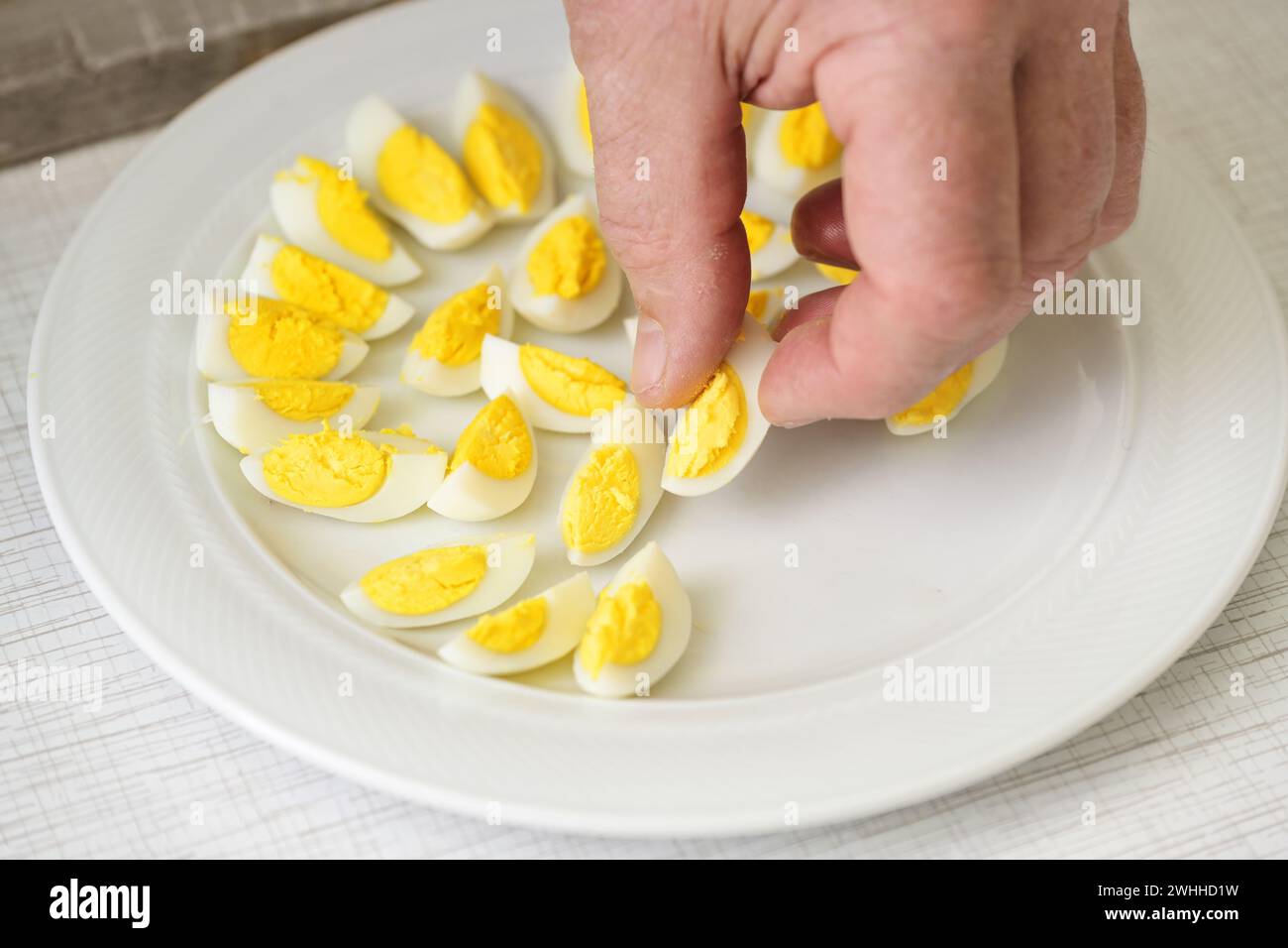 Legen Sie geviertelte Wachteleier auf einen Teller für Frühstück, Brunch oder Partybuffet, ausgewählte Fokussierung Stockfoto
