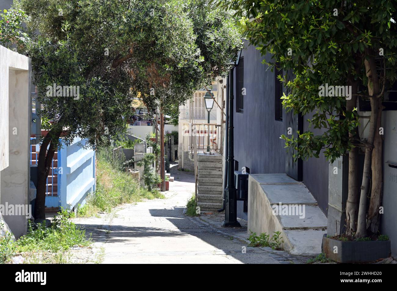 Gepflasterter Fußweg in Ani Poli, der historischen oberen Altstadt von Thessaloniki, Griechenland, führt hinunter in das Stadtzentrum auf einer sonne Stockfoto