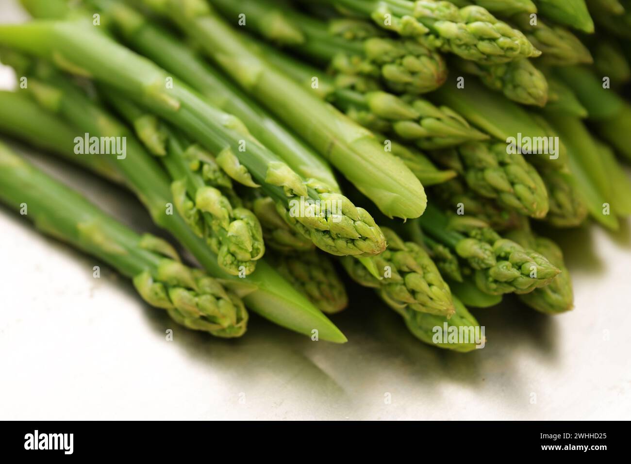 Grüne Spargelschüsse, blanchiert oder gekocht, gesundes Frühlingsgemüse, ausgewählter Fokus Stockfoto