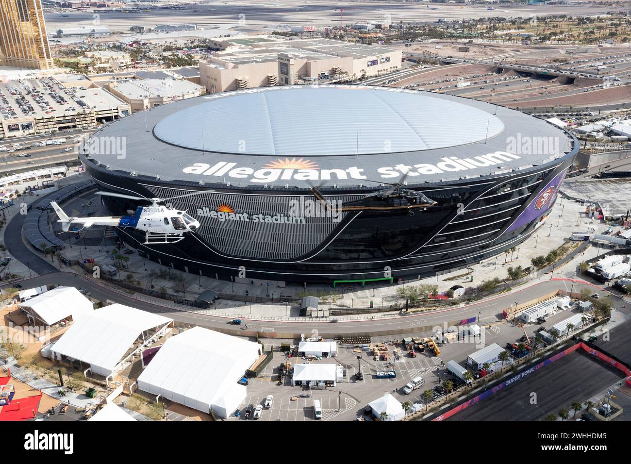 Paradies, Usa. Februar 2024. Ein U.S. Customs and Border Protection Air and Marine Operations UH-60 Black Hawk Hubschrauber und ein Airbus AS350 A-Star Hubschrauber überfliegen das Allegiant Stadium während einer Sicherheitsdurchsuchung vor dem American Football Super Bowl LVIII, 8. Februar 2024 in Las Vegas, Nevada. Der Super Bowl ist das jährliche Meisterschaftsspiel der National Football League und wird am 11. Februar ausgetragen. Quelle: Jerry Glaser/CBP Photos/Alamy Live News Stockfoto