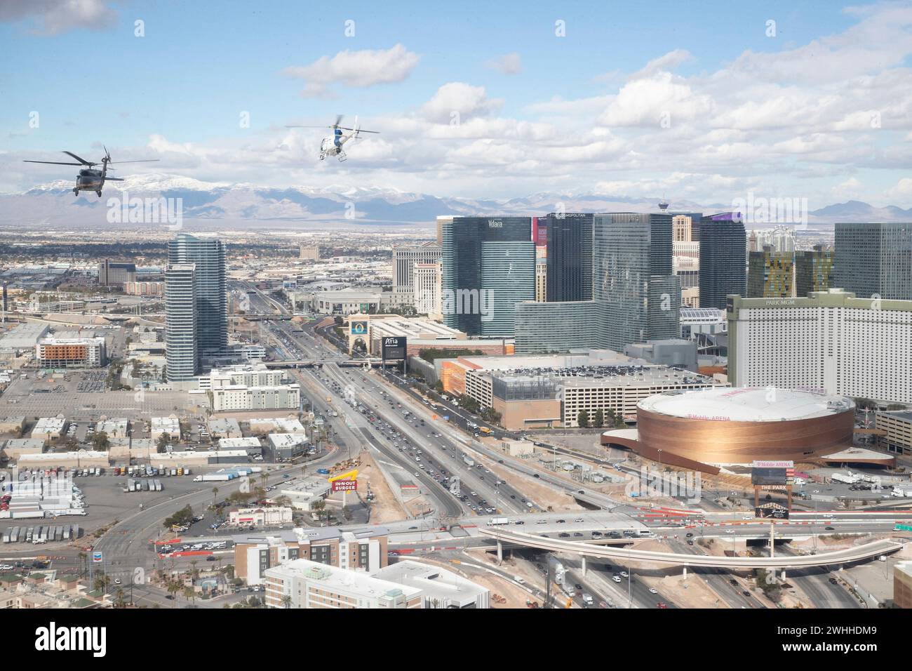 Paradies, Usa. Februar 2024. Ein U.S. Customs and Border Protection Air and Marine Operations UH-60 Black Hawk Hubschrauber und ein Airbus AS350 A-Star Hubschrauber fliegen während einer Sicherheitsdurchsuchung vor dem American Football Super Bowl LVIII am 8. Februar 2024 in Las Vegas, Nevada, über den Las Vegas Strip. Der Super Bowl ist das jährliche Meisterschaftsspiel der National Football League und wird am 11. Februar ausgetragen. Quelle: Jerry Glaser/CBP Photos/Alamy Live News Stockfoto