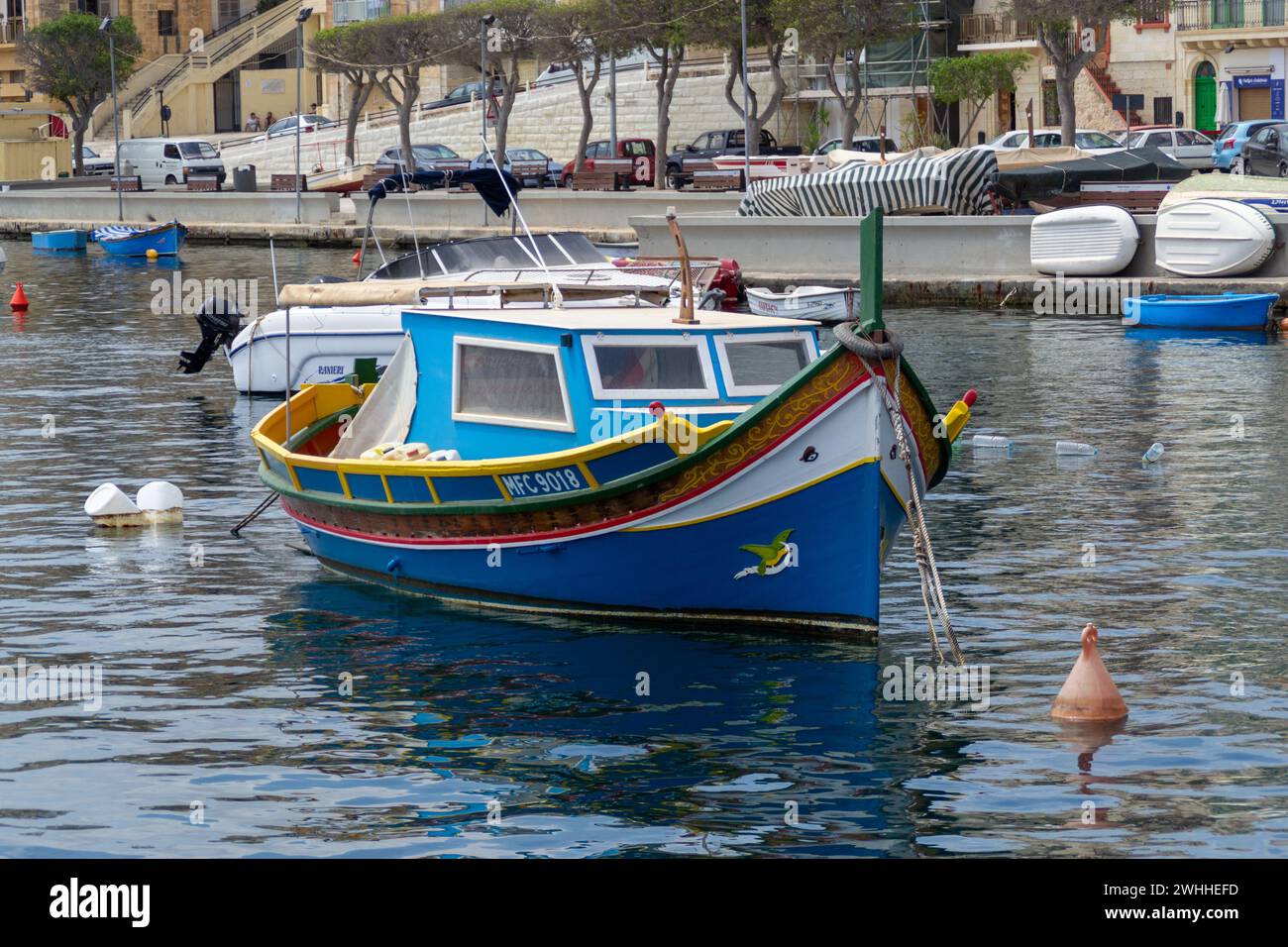 Senglea, Malta - 10. Juni 2016: Ein traditionelles maltesisches Boot namens Luzzu, das im Dockyard Creek an der Küste von Senglea vor Anker liegt. Stockfoto