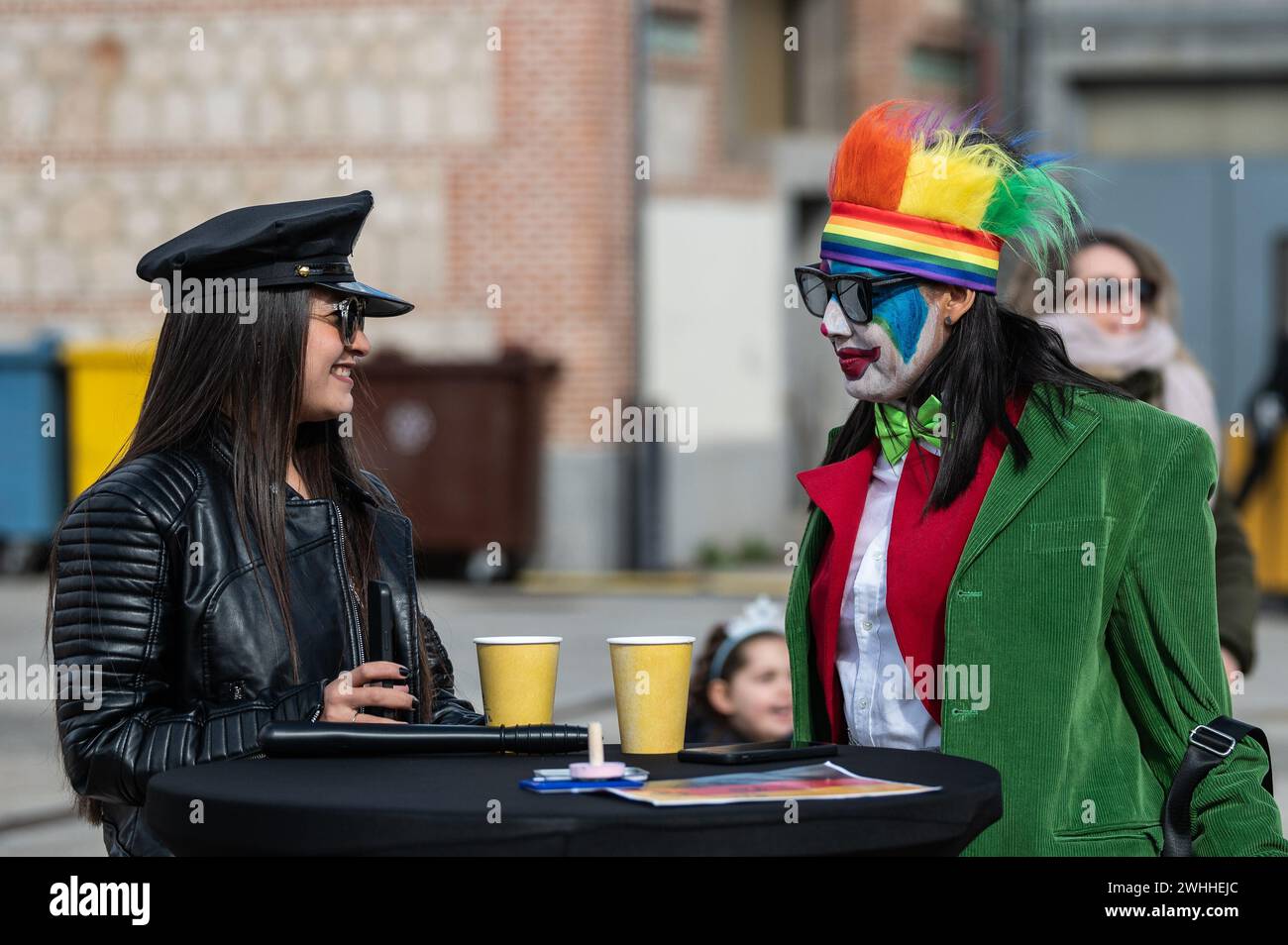 Madrid, Spanien. Februar 2024. Frauen, die während der Karnevalsfeier in Matadero Madrid mit eleganten Kostümen gekleidet sind. Quelle: Marcos del Mazo/Alamy Live News Stockfoto