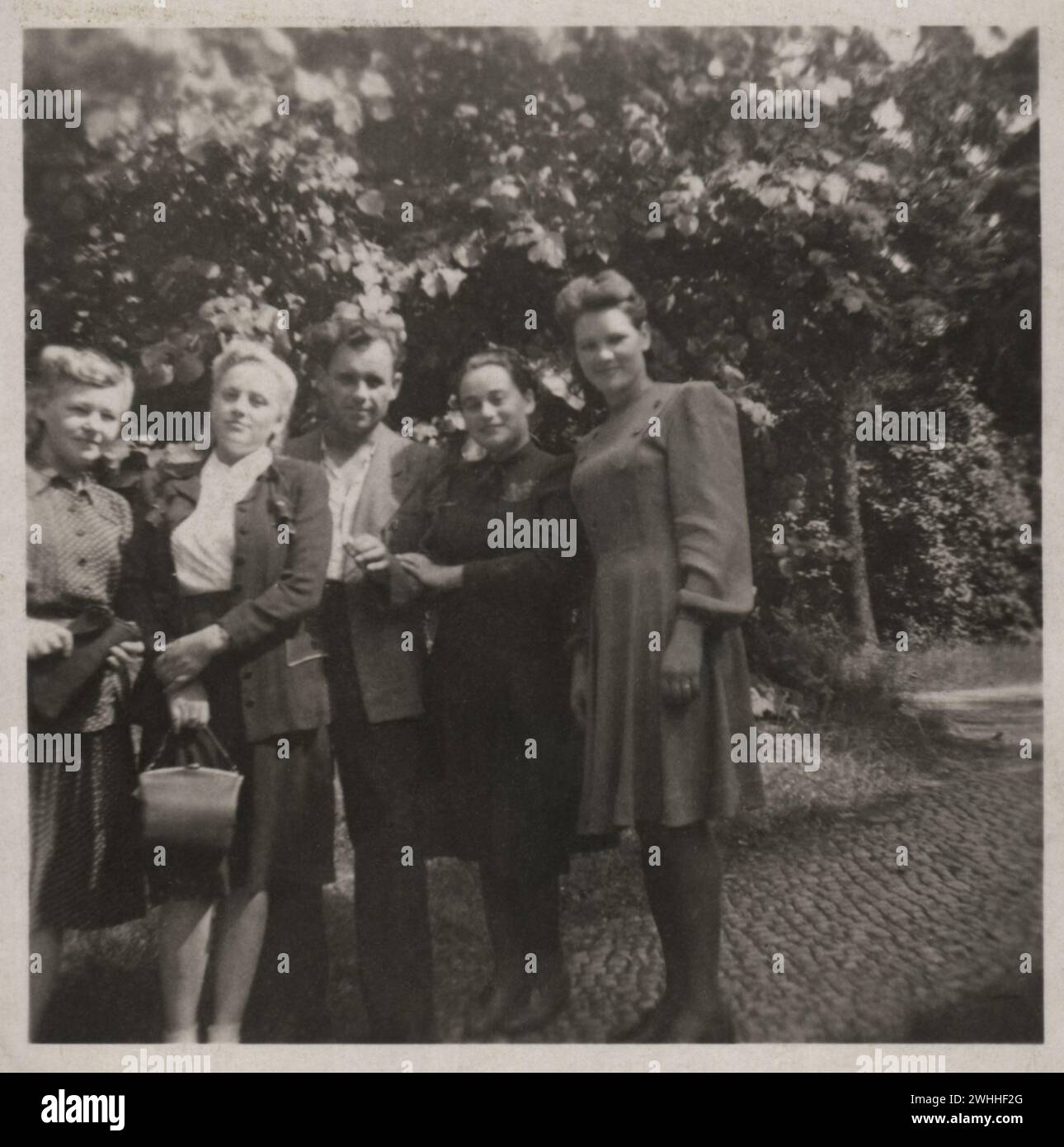 Vintage-Amateur-Gruppenfoto von glücklichen Sowjetmenschen nach dem 2. weltkrieg, Deutschland, 1945-1948 Stockfoto