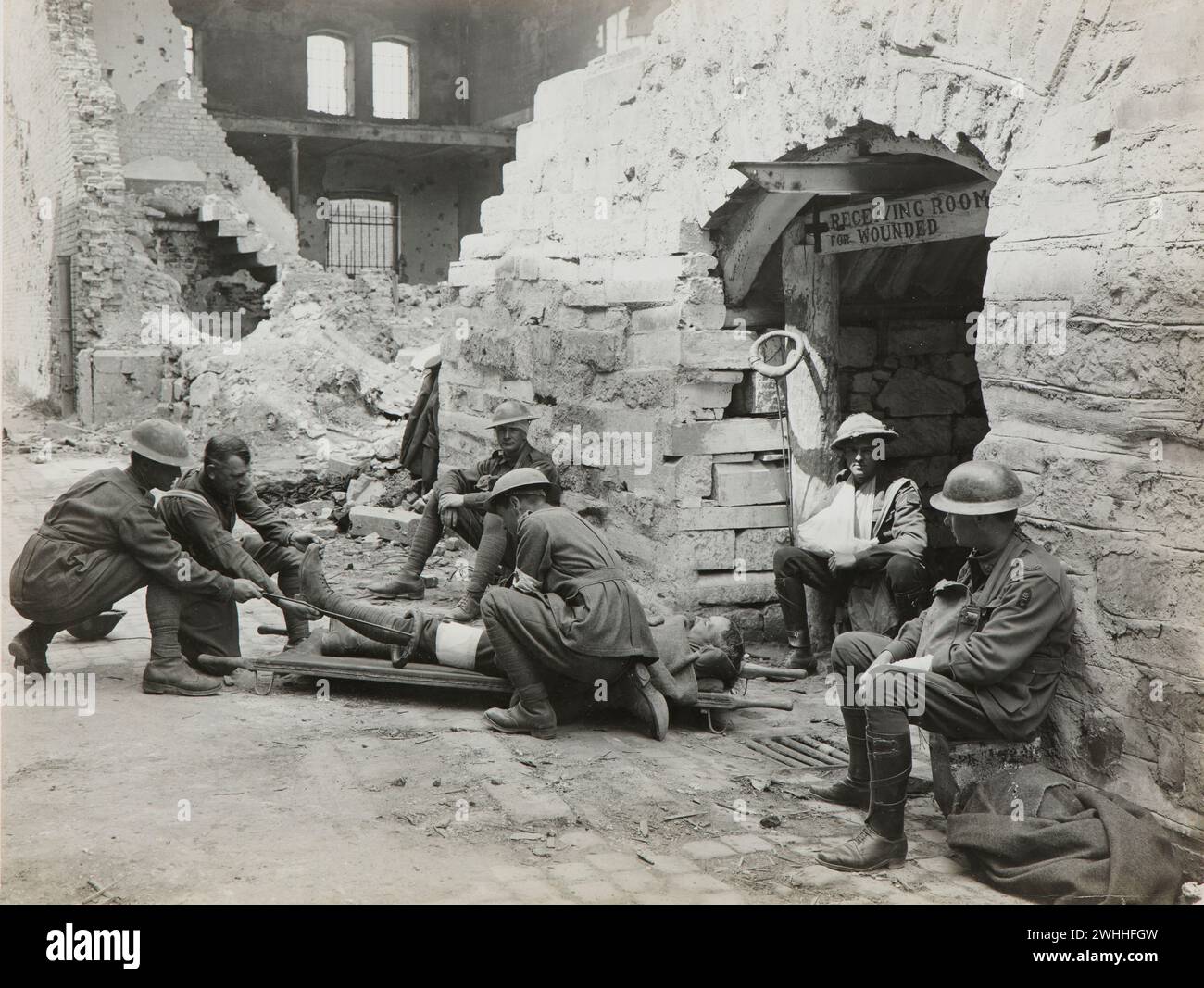 Ypern, Belgien: Sanitäter kümmern sich um einen verwundeten Soldaten auf einer Bahre. Fotografien des 8. Feldambulanzwagens, Australian Imperial Force in Frankreich und Belgien um 1917-1918 Stockfoto