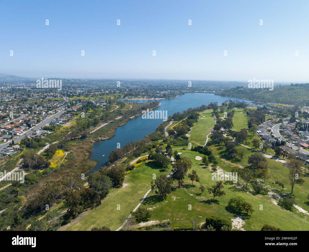 Aus der Vogelperspektive des Hauses um den Lake Murray Reservoir in San Diego, Kalifornien Stockfoto