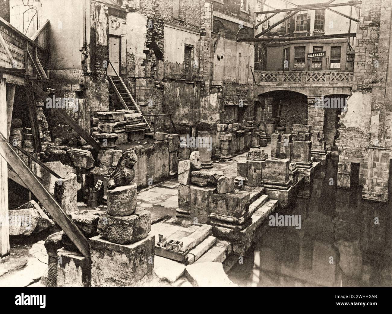 Ein alter viktorianischer Blick auf den Hauptpool in den römischen Bädern in Bath, Somerset, England, Großbritannien um 1880. Die römischen Bäder sind gut erhaltene Thermen. Diese Ansicht zeigt, dass viele der Überreste Ruinen sind, bevor mit der viktorianischen Restaurierung und dem Wiederaufbau begonnen wurde. Die Bäder sind versunken und das höhere Straßenniveau ist im Hintergrund zu sehen. Die Bäder, die für das öffentliche Baden konzipiert wurden, wurden bis zum Ende der römischen Herrschaft in Großbritannien im 5. Jahrhundert n. Chr. genutzt. Die viktorianische Erweiterung des Badekomplexes erfolgte im neoklassizistischen Stil. Es ist eine der wichtigsten Touristenattraktionen in Großbritannien. Stockfoto