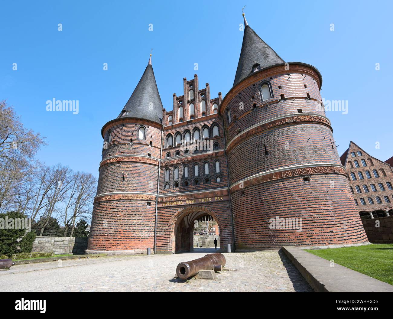 Lübeck Holstentor (Holstentor) mit Kanon, berühmtes historisches Wahrzeichen mit zwei runden Türmen und einem bogenförmigen Eingang zur hansea Stockfoto