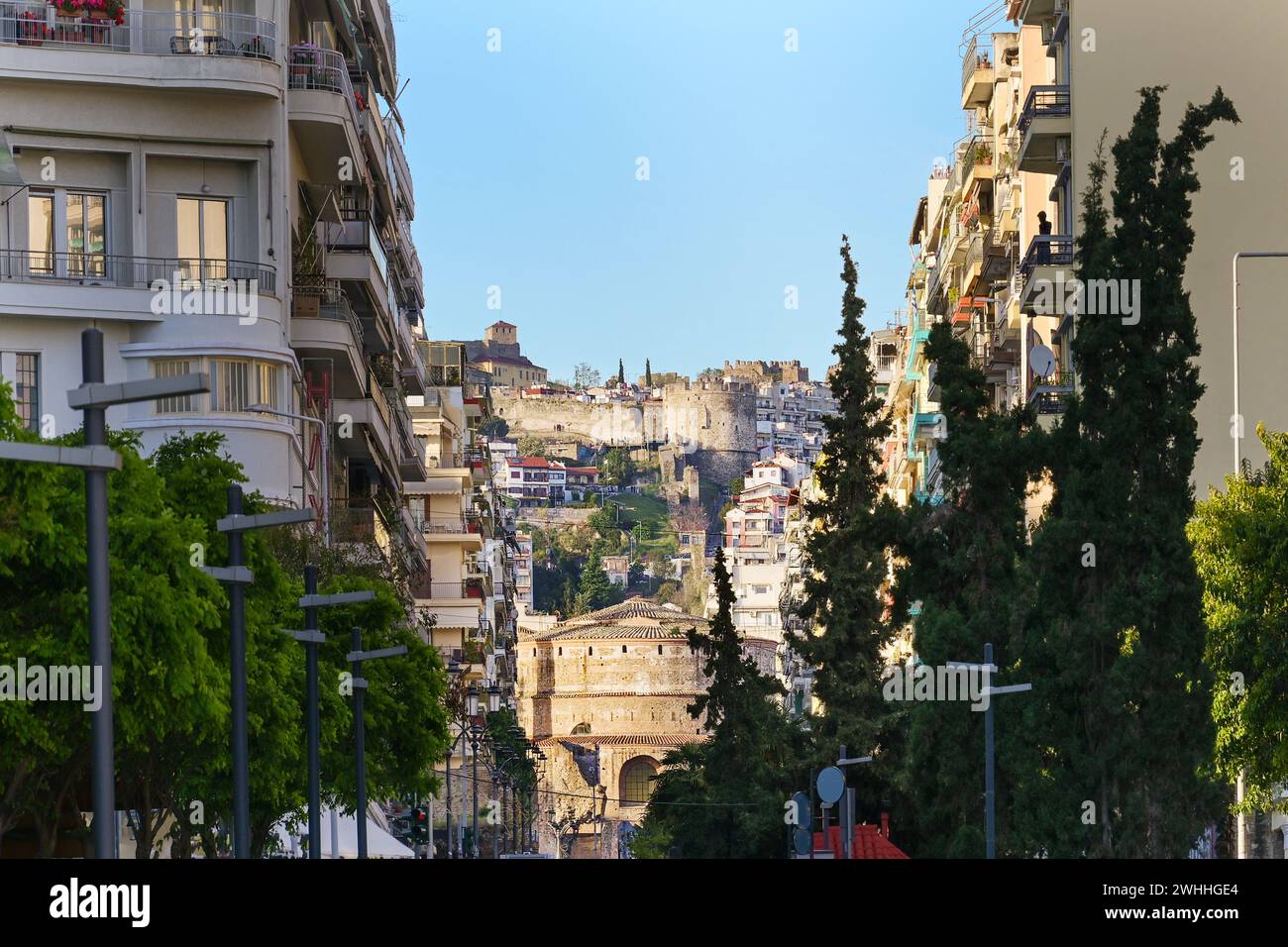 Blick durch eine Hauptstraße von Thessaloniki, Griechenland, auf die alte Rotunde und die Festung in der historischen Oberstadt, Tourismus Stockfoto