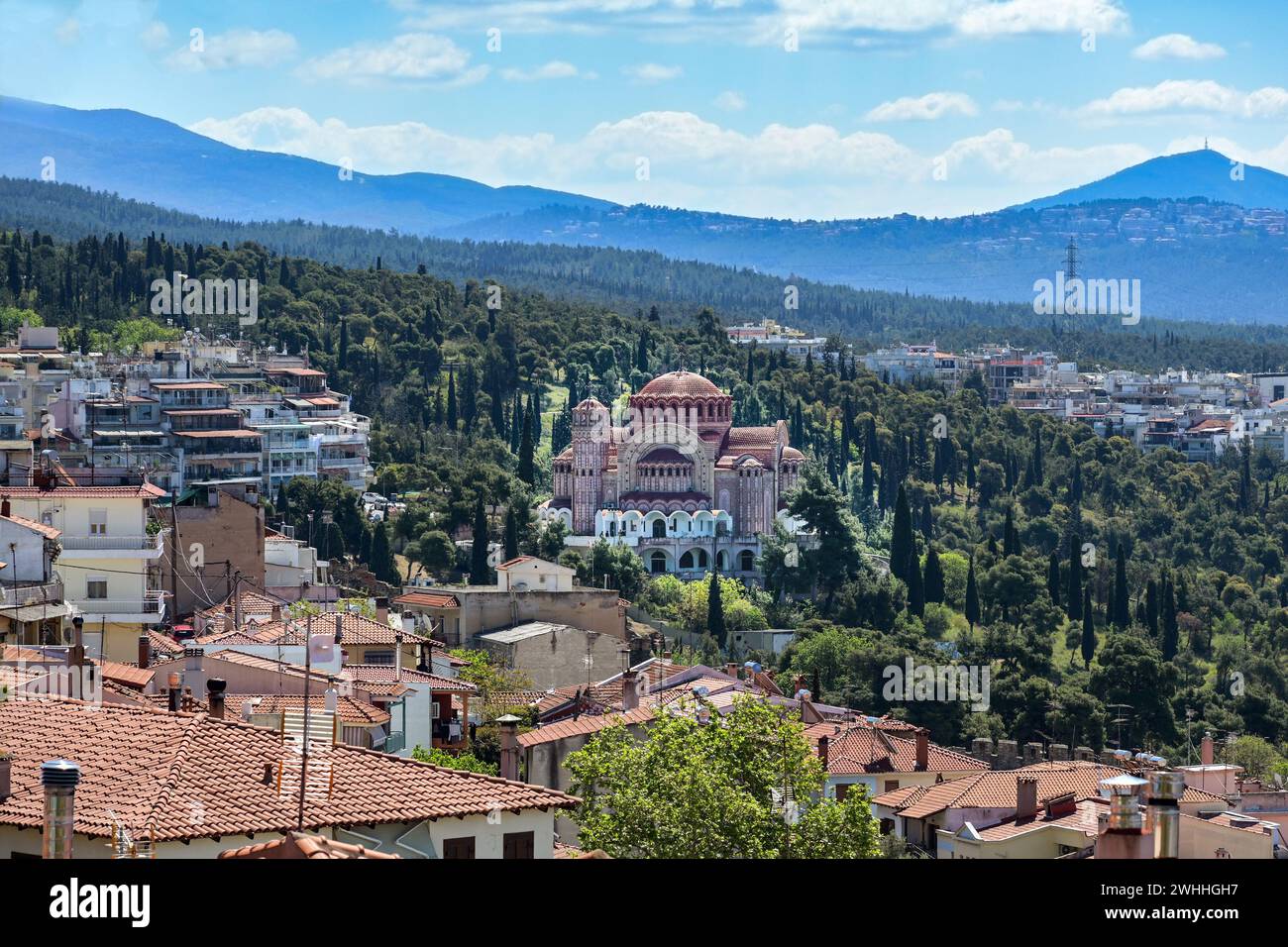 Blick aus der Vogelperspektive über die Dächer der Altstadt von Thessaloniki zur Kirche St. Paul des Apostels und zu den Bergen, blauer Himmel mit Stockfoto