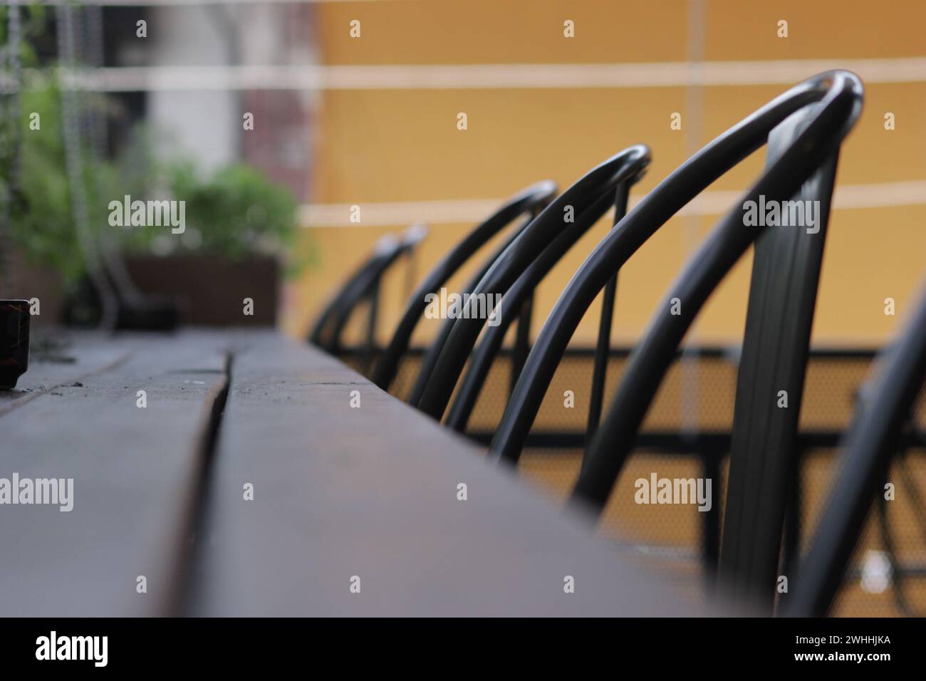 Anordnung von Innentischen und Stühlen im Café im Freien Stockfoto