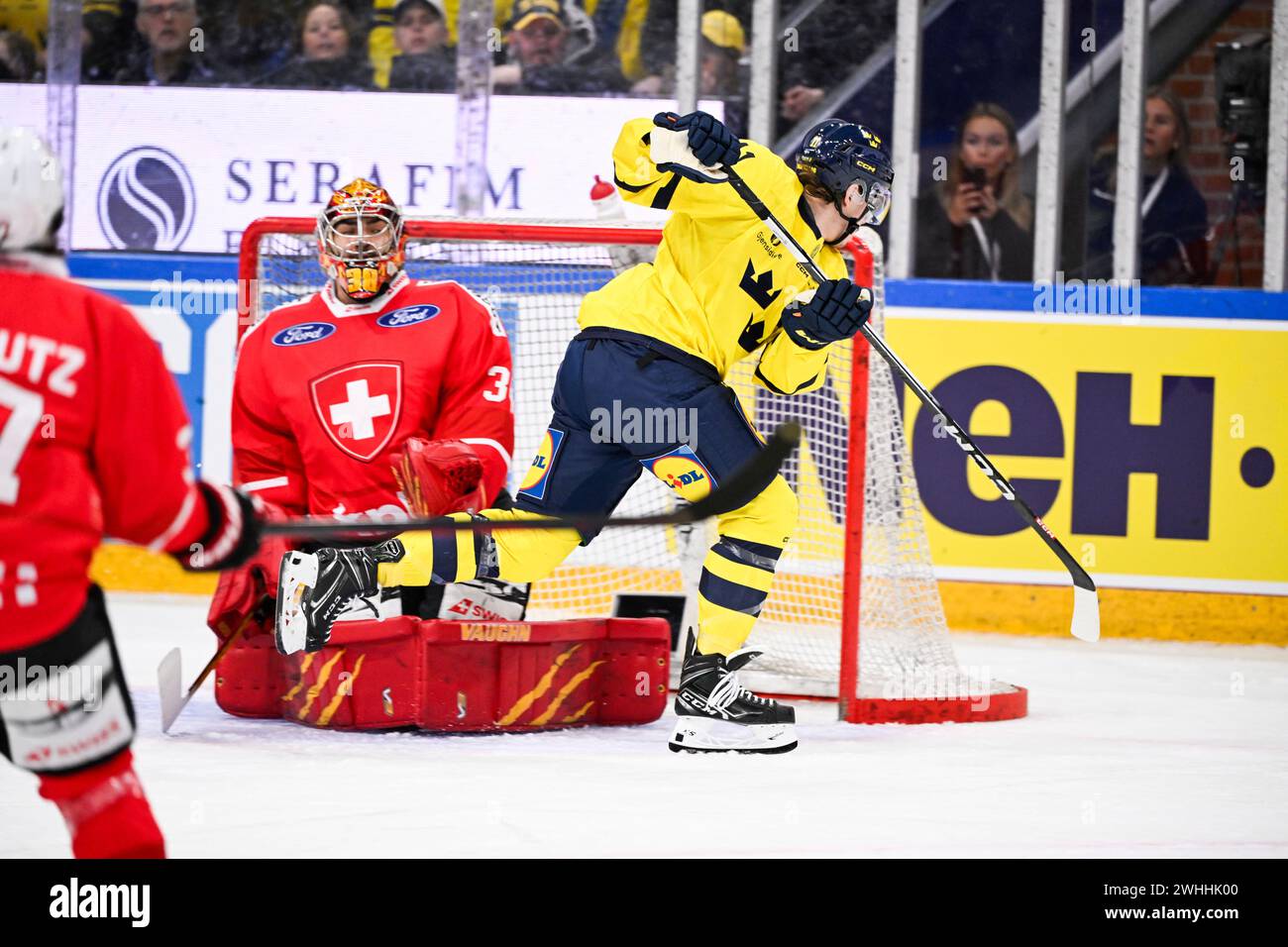 Karlstad, Schweden. Februar 2024. KARLSTAD, SCHWEDEN 20240210Schwedens (R) Joakim Nygard erzielte am 10. Februar 024 in der Lofbergs Arena in Karlstad, Schweden das Eröffnungstor bei den Beijer Hockey Games (Euro Hockey Tour). Foto: Pontus Lundahl/TT/Code 10050 Credit: TT News Agency/Alamy Live News Stockfoto