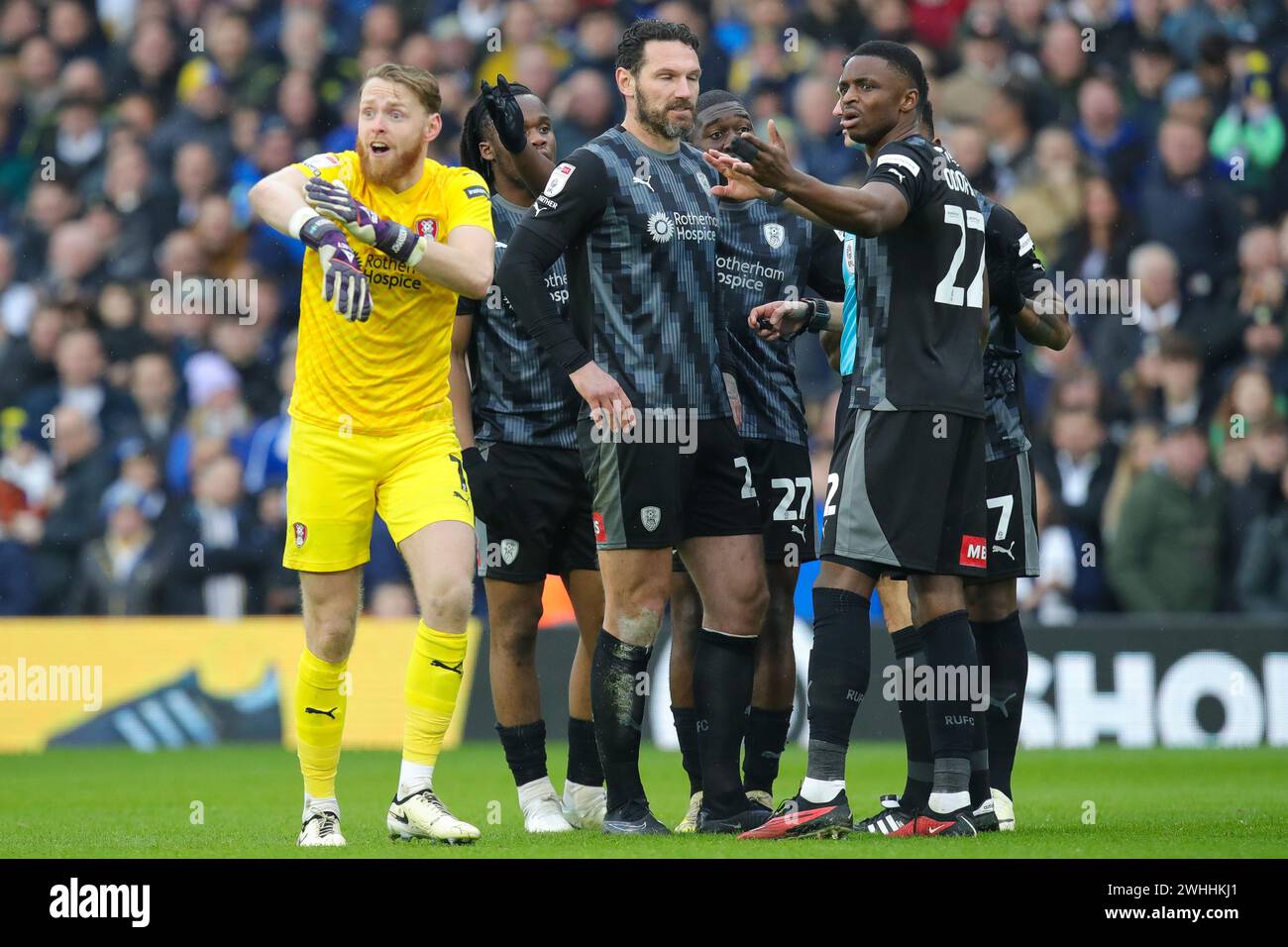 Leeds, Großbritannien. Februar 2024. Viktor Johansson #1 von Rotherham United gibt Gesten und reagiert, als er glaubt, dass Handball verübt wurde, während Patrick Bamford beim Sky Bet Championship Match Leeds United gegen Rotherham United in Elland Road, Leeds, Großbritannien, 10. Februar 2024 (Foto: James Heaton/News Images) in Leeds erzielt. Vereinigtes Königreich am 2.10.2024. (Foto: James Heaton/News Images/SIPA USA) Credit: SIPA USA/Alamy Live News Stockfoto