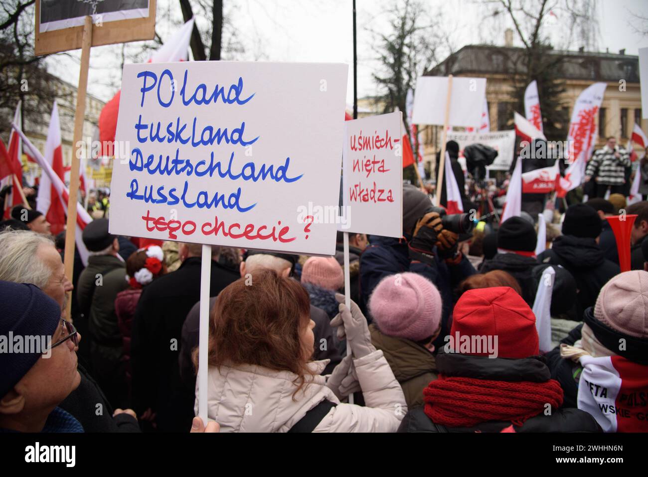 Protest Gegen Die Regierung In Warschau. Ein Demonstrant hält ein Schild mit der Aufschrift Polen, Tuskland, Deutschland, Russland, das ist es, was Sie während eines regierungsfeindlichen Protests am 10. Februar 2024 in Warschau, Polen, wollen. Mehrere Hunderte Anhänger der Partei für Recht und Gerechtigkeit der PiS versammelten sich vor dem Verfassungsgericht in Warschau zu einem anti-staatlichen Protest gegen die Regierungskoalition unter der Führung des pro-europäischen Donald Tusk. Warschau Polen Copyright: XAleksanderxKalkax Stockfoto