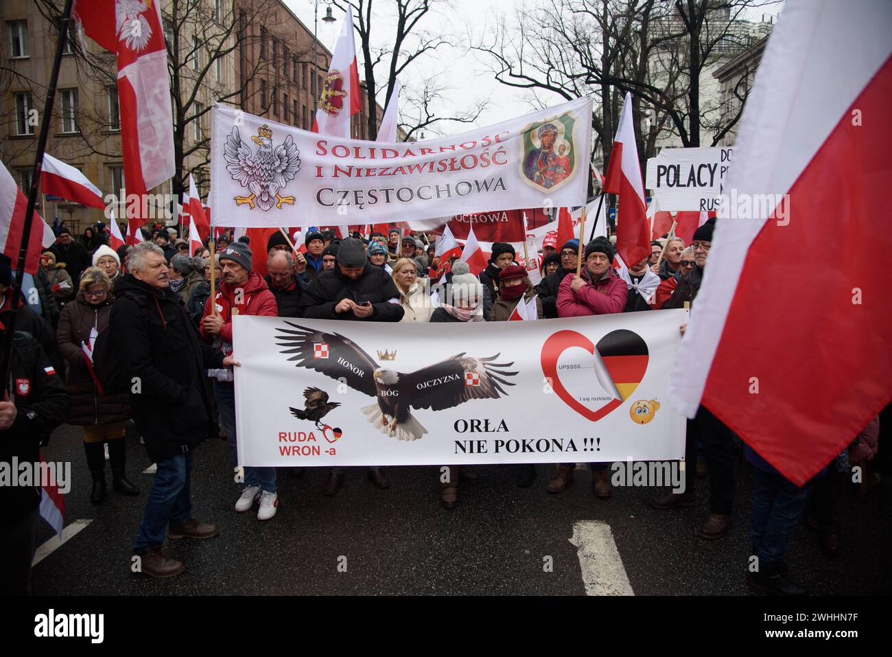 Protest Gegen Die Regierung In Warschau. Die Menschen schreien Parolen, während sie während eines regierungsfeindlichen Protests am 10. Februar 2024 in Warschau, Polen, die Nationalflaggen Polens schwenken. Mehrere Hunderte Anhänger der Partei für Recht und Gerechtigkeit der PiS versammelten sich vor dem Verfassungsgericht in Warschau zu einem anti-staatlichen Protest gegen die Regierungskoalition unter der Führung des pro-europäischen Donald Tusk. Warschau Polen Copyright: XAleksanderxKalkax Stockfoto