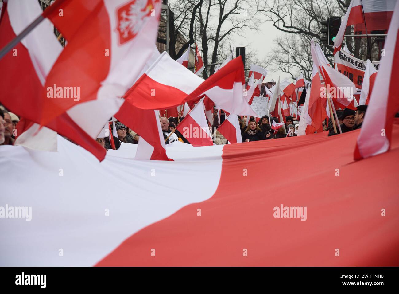 Protest Gegen Die Regierung In Warschau. Die Menschen halten Polens Nationalflaggen, während sie am 10. Februar 2024 an einem Protest gegen die Regierung in Warschau, Polen, teilnehmen. Mehrere Hunderte Anhänger der Partei für Recht und Gerechtigkeit der PiS versammelten sich vor dem Verfassungsgericht in Warschau zu einem anti-staatlichen Protest gegen die Regierungskoalition unter der Führung des pro-europäischen Donald Tusk. Warschau Polen Copyright: XAleksanderxKalkax Stockfoto