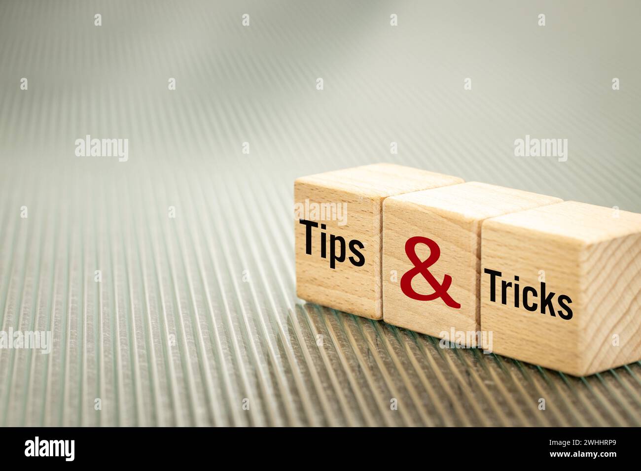 Tipps und Tricks Symbol, Geschäftswörter auf Holzblöcken geschrieben, Tipps und Tricks Konzept. Kopierbereich. Schöner geriffelter Glashintergrund, Kopierraum Stockfoto