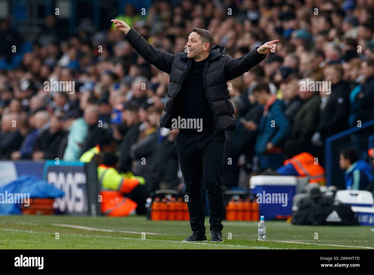 Leam Richardson, Manager von Rotherham United, gestikuliert während des Sky Bet Championship-Spiels zwischen Leeds United und Rotherham United am Samstag, den 10. Februar 2024 in der Elland Road in Leeds. (Foto: Mike Morese | MI News) Credit: MI News & Sport /Alamy Live News Stockfoto