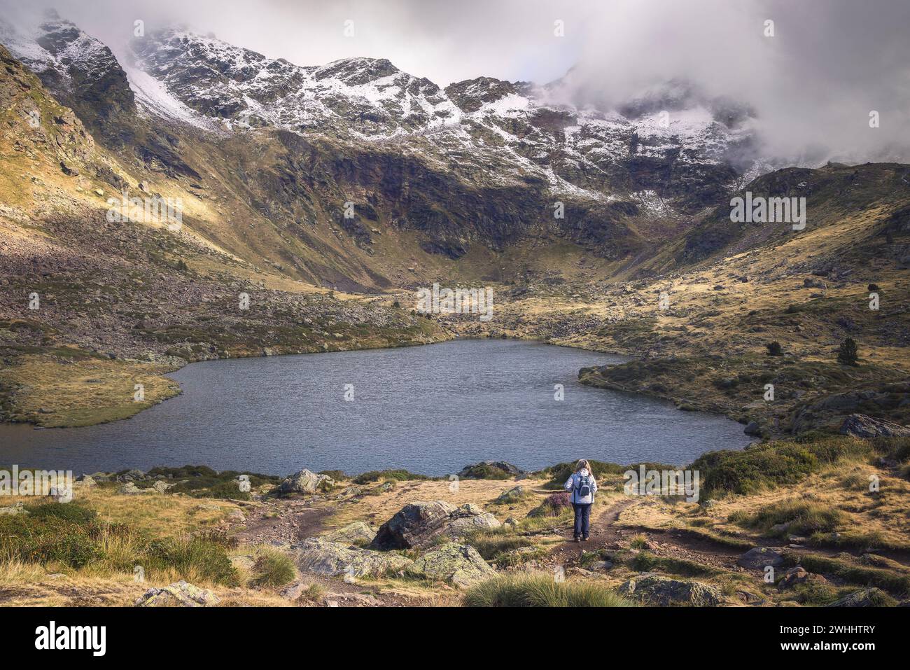 Die Reise einer Frau auf ruhigen Wegen an den Tristaina Lakes, Andorra Stockfoto